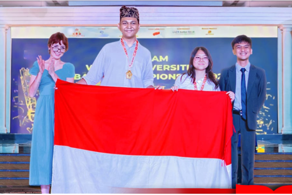 Mahasiswa Tel-U Sabet Penghargaan Bergengsi di World Universities Debating Championship di Vietnam 